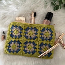 Load image into Gallery viewer, Granny Square Case Learn to Crochet Kit, Crochet Starter Kit, Beginners Crochet Kit, Crochet Gift, Complete Crochet Kit, DIY craft kit,